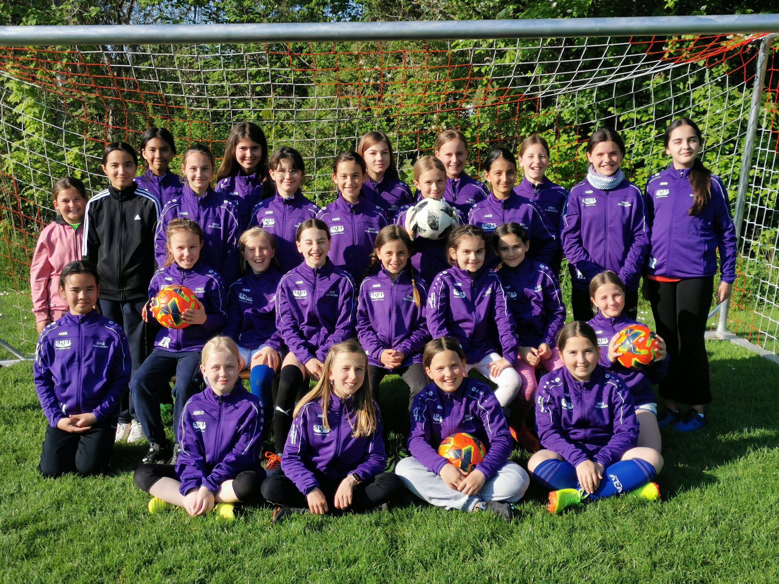 Das Girls-Team des FC KS-Sulgen mit den neuen Trainerjacken